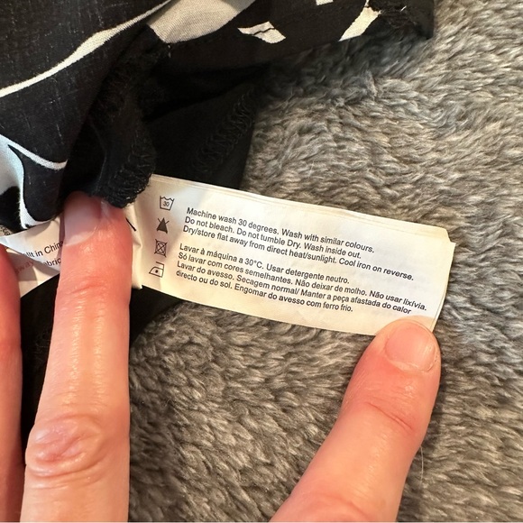 EUC Traffic People flamingo print vneck blouse - Picture 7 of 8